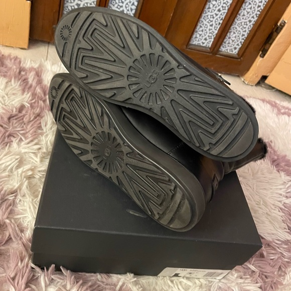 Ugg classic berge black short all leather boots - Picture 4 of 9